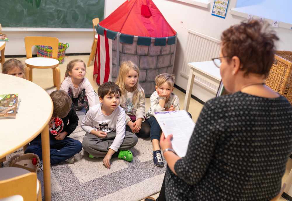 Ένας δάσκαλος δίνει οδηγίες σε μια ομάδα παιδιών